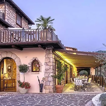 לינה וארוחת בוקר Casale San Pietro 4*